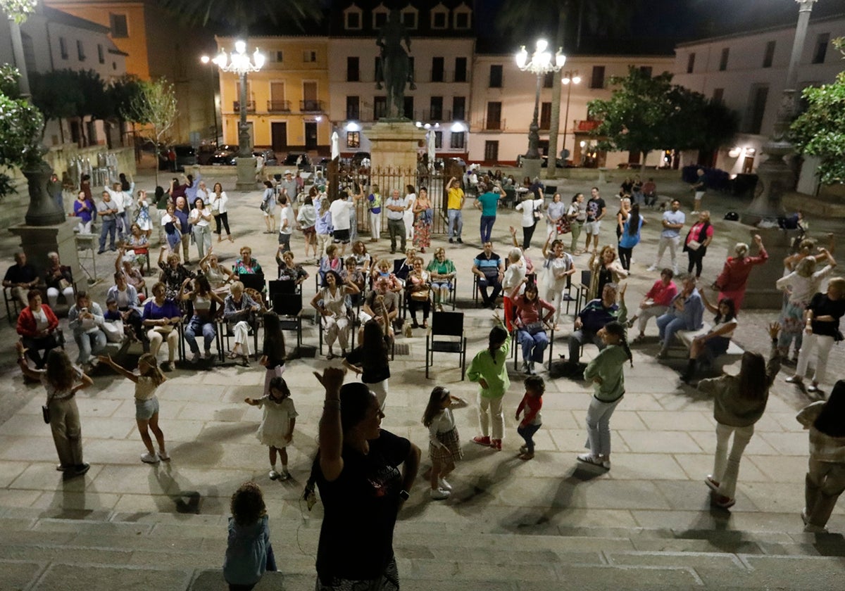 La plaza del Coso Viejo bailó y cantó al ritmo de Ana Pastrana