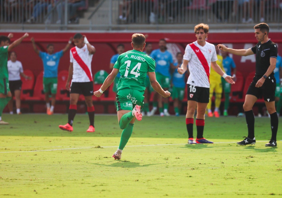 Álex Rubio, del Antequera, celebra uno de sus dos goles.