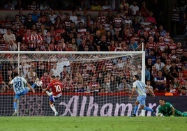 Nelson despeja sobre la línea de gol, pero Uzuni llega atento al rechace para marcar el 2-1 provisional (minuto 77) en el derbi del viernes en el Nuevo Los Cármenes.