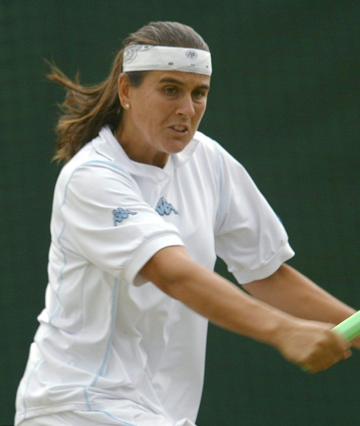 Imagen secundaria 2 - Tres imágenes de Conchita Martínez en su etapa de jugadora, la primera de ella en la Copa Federación, junto a Arantxa Sánchez Vicario.