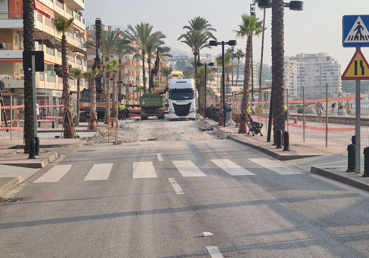 Imagen principal - Trabajos para la renovación de la red de saneamiento en la costa de Fuengirola.