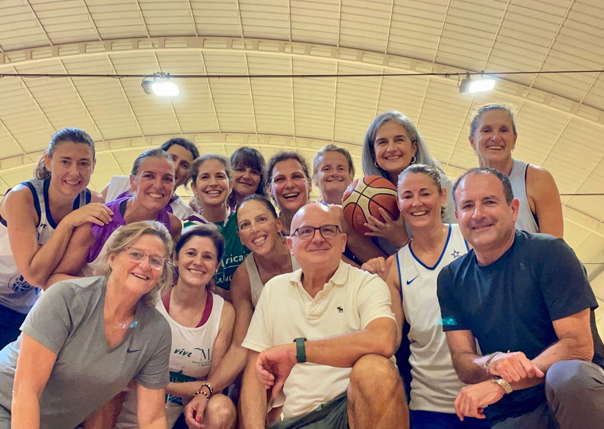 Imagen secundaria 1 - El Unicaja Máster Femenino +50 levanta su primer trofeo