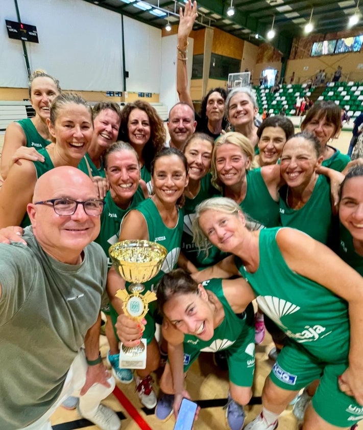 Imagen secundaria 2 - El Unicaja Máster Femenino +50 levanta su primer trofeo