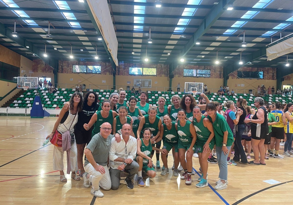 Imagen principal - El Unicaja Máster Femenino +50 levanta su primer trofeo