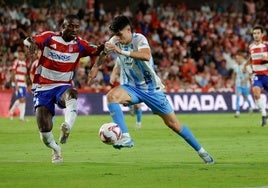 Una internada de Antoñito, al que se le cruza Hongla, en el partido del viernes en Granada.