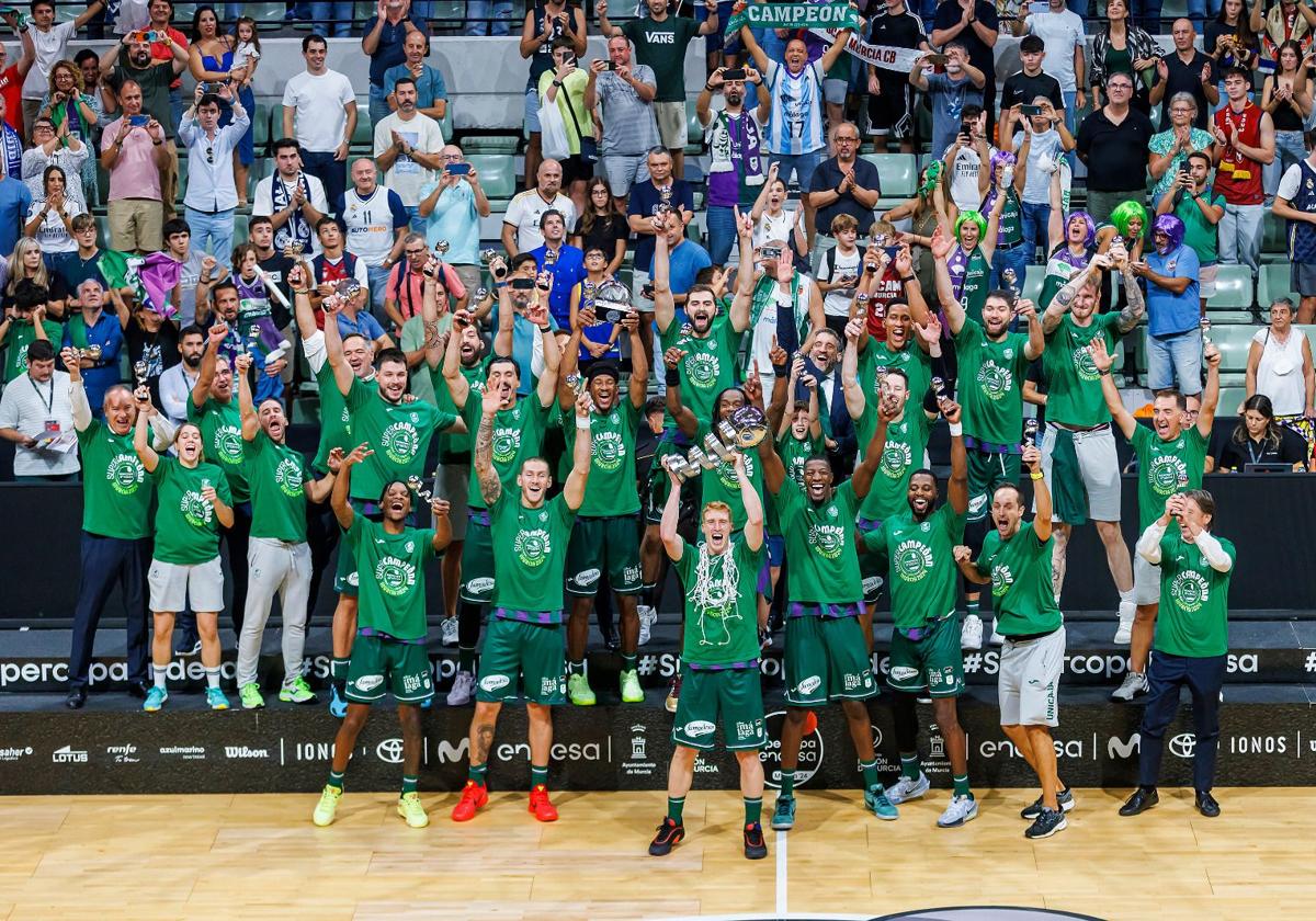 La plantilla del Unicaja levanta la Supercopa en el Palacio de Deportes de Murcia