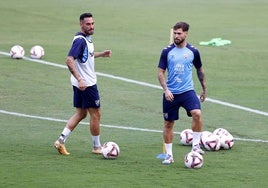 Víctor García y Dani Sánchez, en el entrenamiento del Málaga de este lunes.