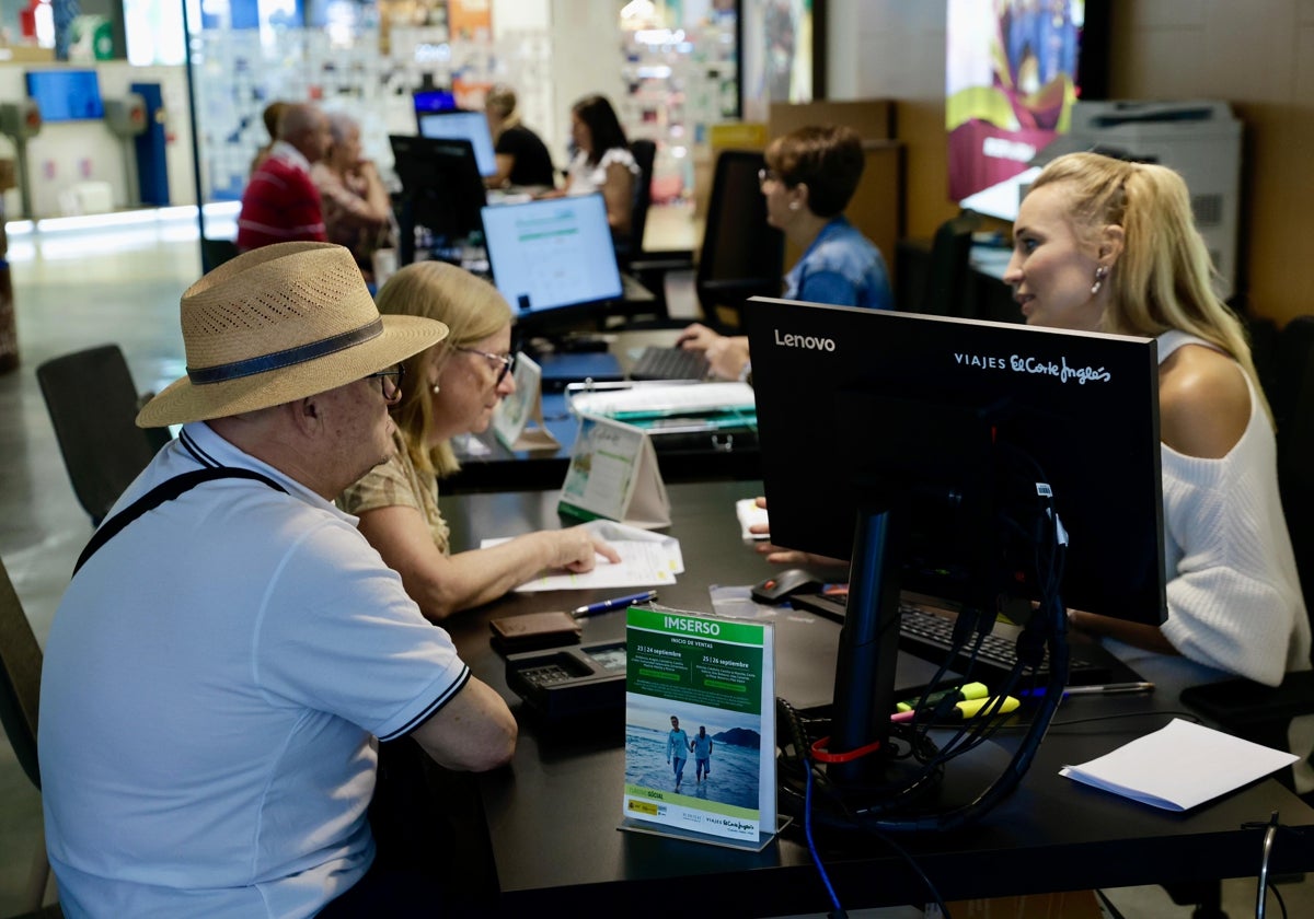 Beneficiarios del Imserso, reservando sus próximas vacaciones.