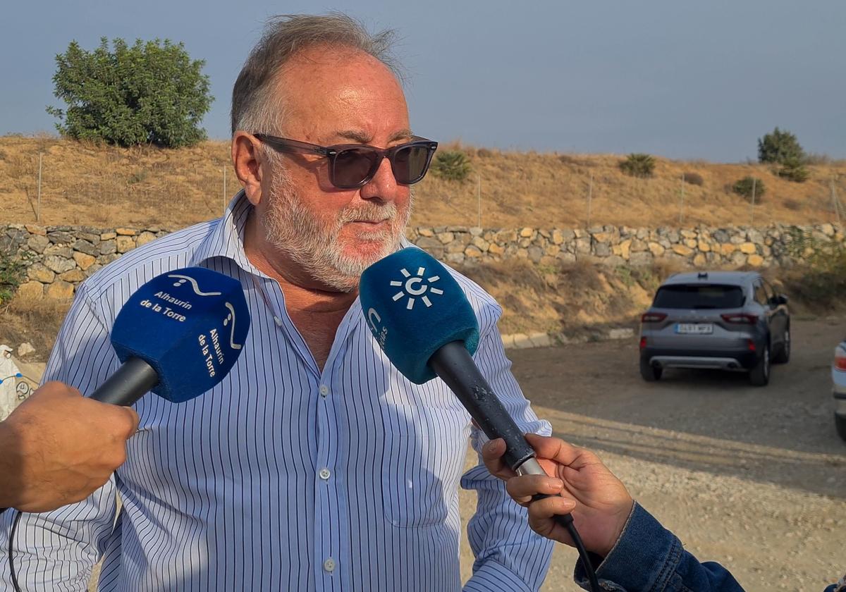 El alcalde de Alhaurín de la Torre atiende a los medios.