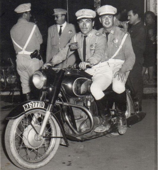 Manolo Díaz, al manillar de su moto patrulla, junto a un compañero.