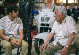 Manuel Díaz, junto al director PJ Martínez, en el premiado documental.