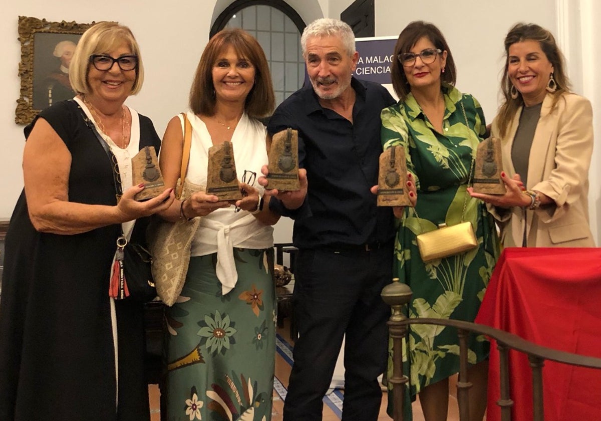 El artista torreño, con la escultura e integrantes de la Academia Malagueña de Ciencias.