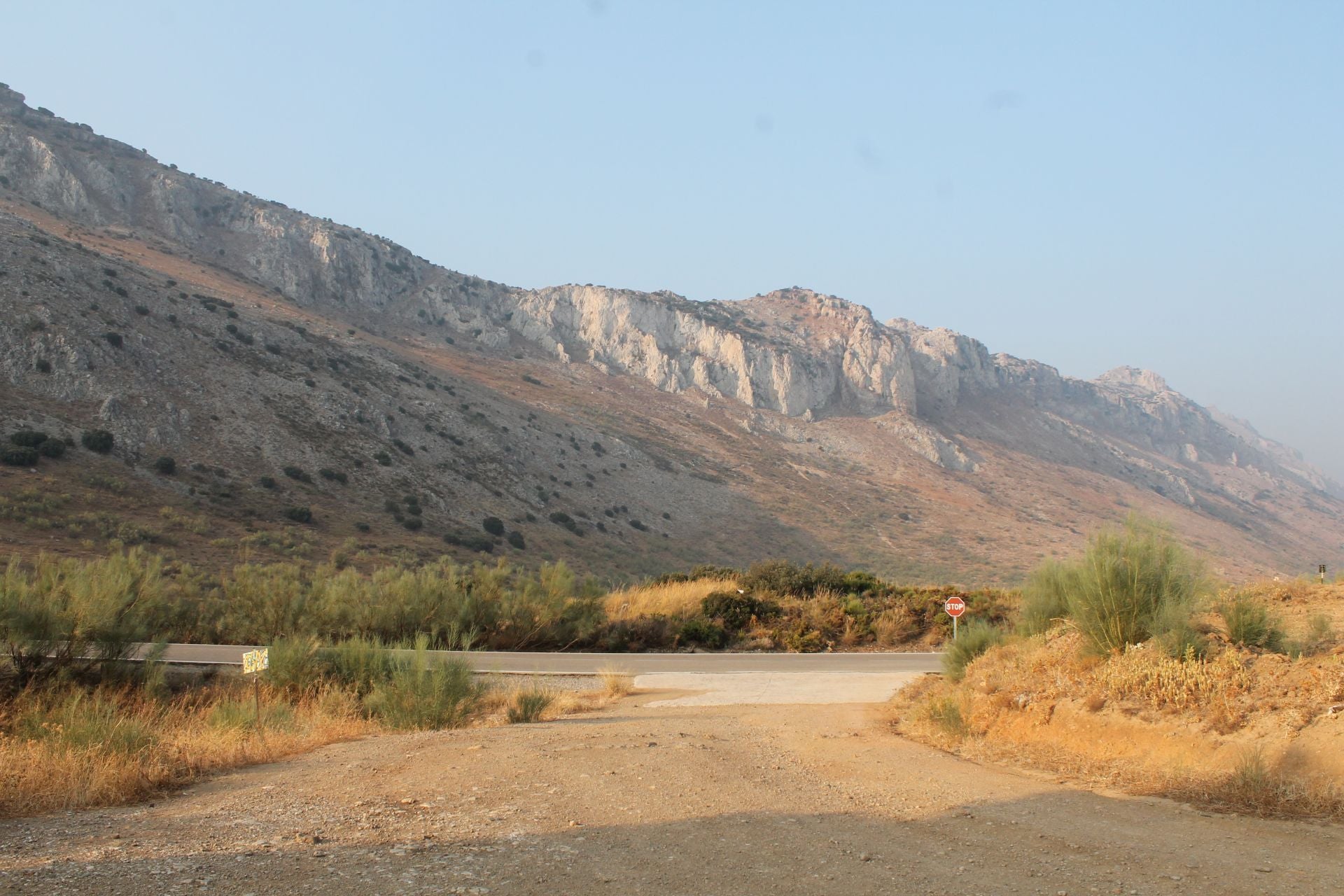 En vehículo hay que acceder por la carretera que une a Antequera con el Torcal.