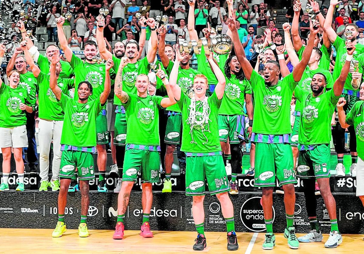 Los jugadores del Unicaja celebran la Supercopa Endesa tras recibir Alberto Díaz el trofeo de campeón.