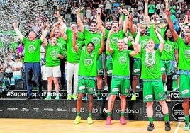 Los jugadores del Unicaja celebran la Supercopa Endesa tras recibir Alberto Díaz el trofeo de campeón.