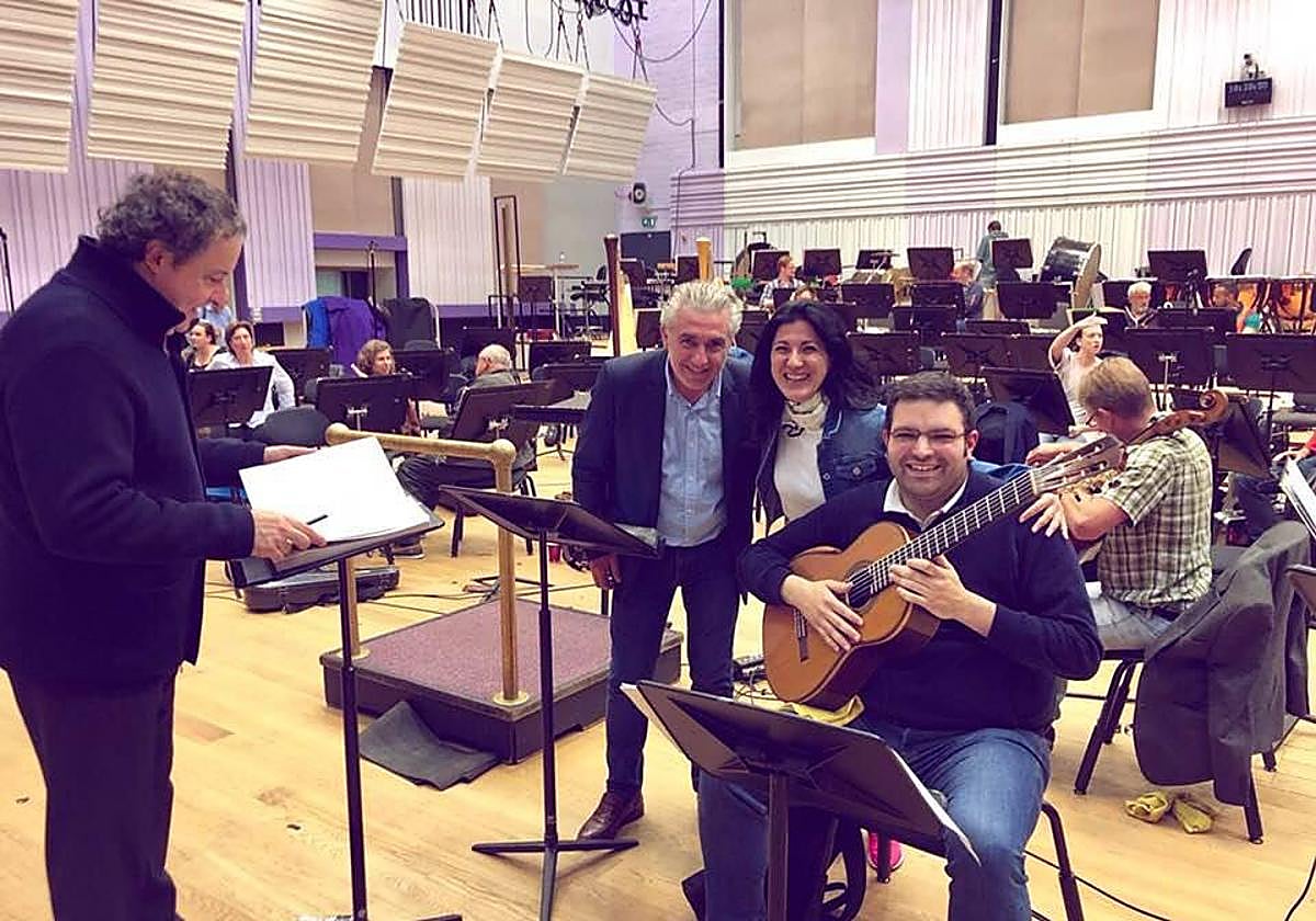 Vicente Coves junto a Juanjo Mena en una grabación de la BBC Philharmonic.