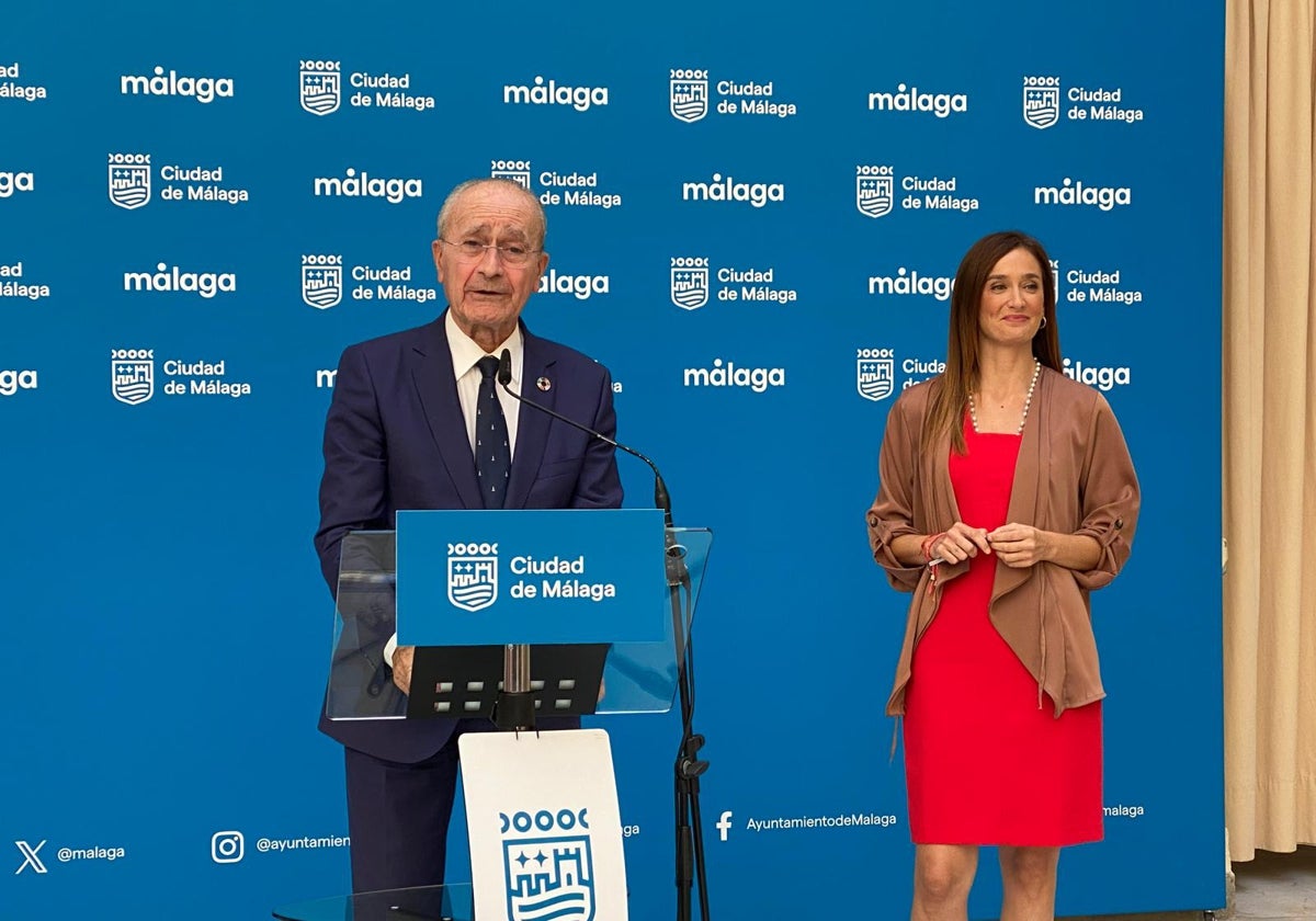 De la Torre y la portavoz popular, Elisa Pérez de Siles, durante las ruedas de prensa previas al pleno este miércoles.