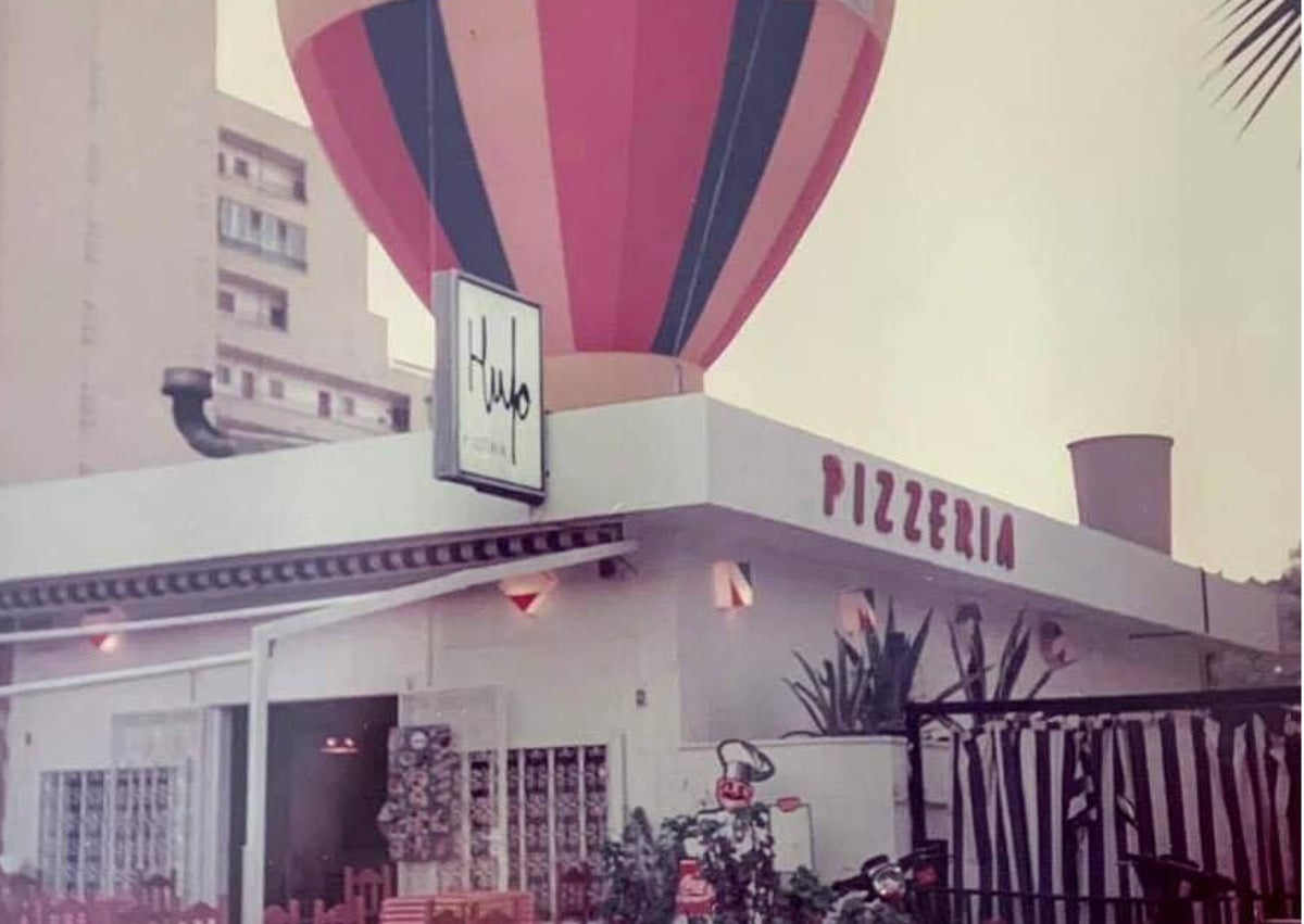 Imagen secundaria 1 - Arriba, la terraza del establecimiento; abajo a la izquierda, el mítico globo que estuvo en el tejado en los noventa, y a la derecha, pizzas y panes, listos en el horno de leña.