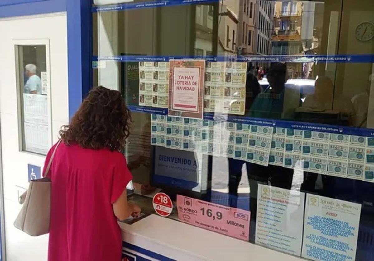 ¿Es legal vender Lotería de Navidad por más de 20 euros? Este es el recargo máximo que te pueden pedir