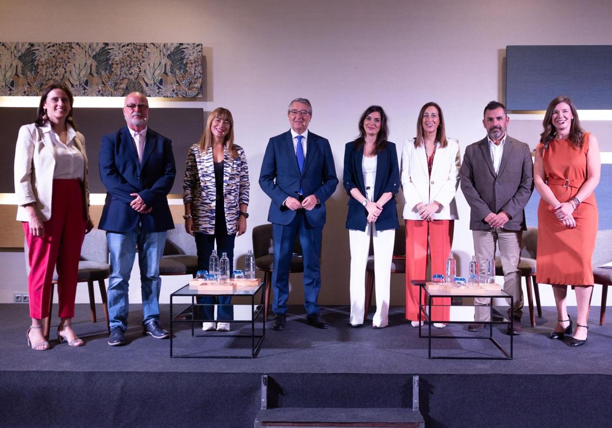 De izquierda a derecha, Yolanda Quesada, Rafael Salcedo, Ruth Sarabia, Francisco Salado, Laura Cruz, Natalia Sánchez, Paco Rodríguez y Ana Pérez-Bryan.