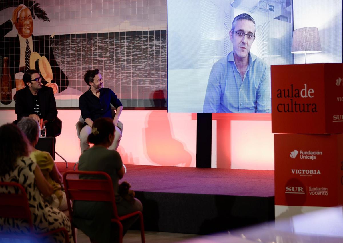 Imagen secundaria 1 - Distintos momentos de la charla de Benegas en el Aula de Cultura