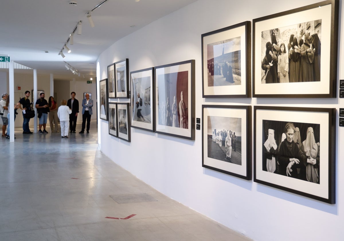 Imagen principal - Cristina García Rodero expone en La Malagueta su retrato en blanco y negro de la &#039;España oculta&#039;