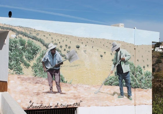 Pasado. En la entrada de la aldea cartameña de Gibralgalia se alude a tareas agrícolas de antaño.