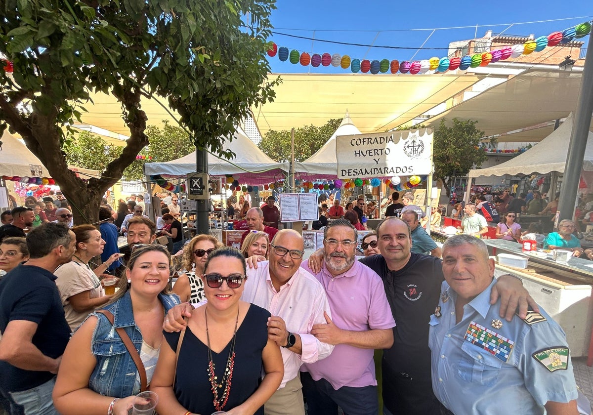 El alcalde veleño, Jesús Lupiáñez, este jueves con hermanos de la cofradía en la feria de día.