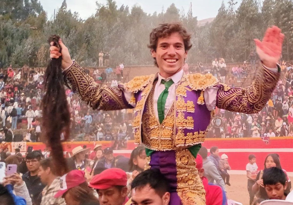 Salida a hombros del torero de Fuengirola tras su triunfo en Recuay.