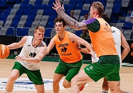 Manu Trujillo presiona a Alberto Díaz en un entrenamiento de la pretemporada.