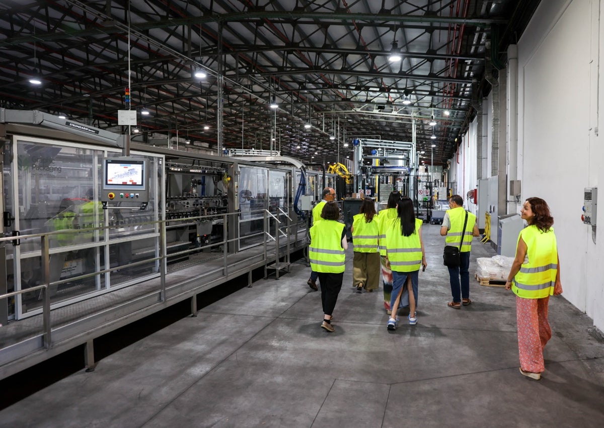 Imagen secundaria 1 - Los tanques de cocción de la cebada, la nueva línea de envasado de latas que ha supuesto una potente inversión y Manuel Heredia, director de la fábrica de Mahou San Miguel en Málaga.