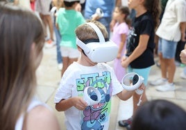 Un niño en el stand de la realidad virtual durante la Noche Europea de los Investigadores.