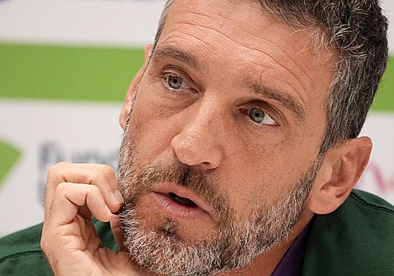 Ibon NAvarro atiende una pregunta en la rueda de prensa que ofreció este viernes.