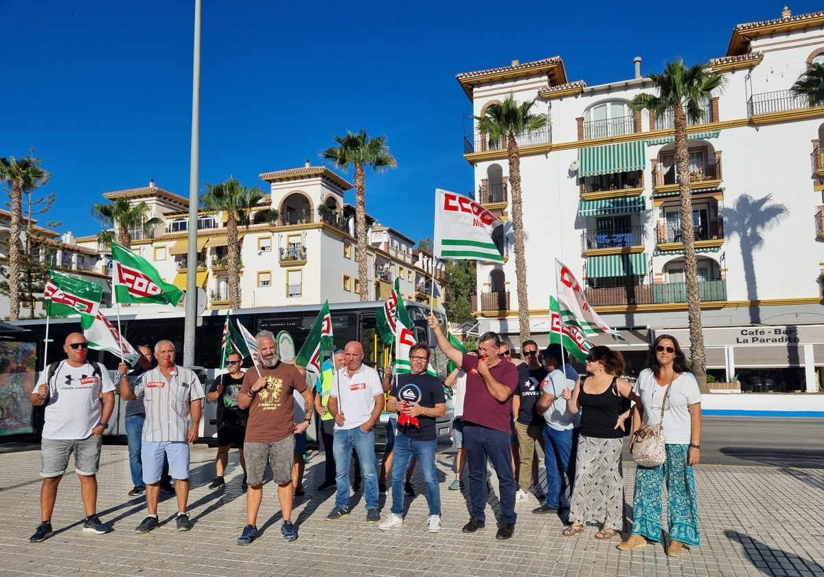 Trabajadores de la empresa concesionaria del transporte urbano en Vélez-Málaga, este viernes en una protesta.