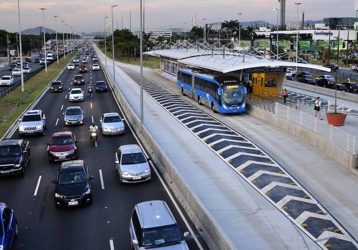 Imagen del BRT de Río de Janeiro, donde se aprecia claramente el uso de plataforma exclusiva independiente del tráfico y de estaciones.