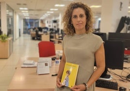 Marina Medina con su libro en la redacción de SUR