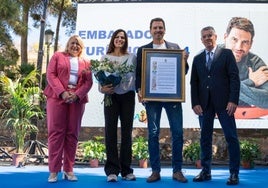 El actor nerjeño Miguel de Miguel, junto a su pareja, Eva Pedraza, la edil de Turismo y el alcalde, este viernes en los jardines de la Cueva.