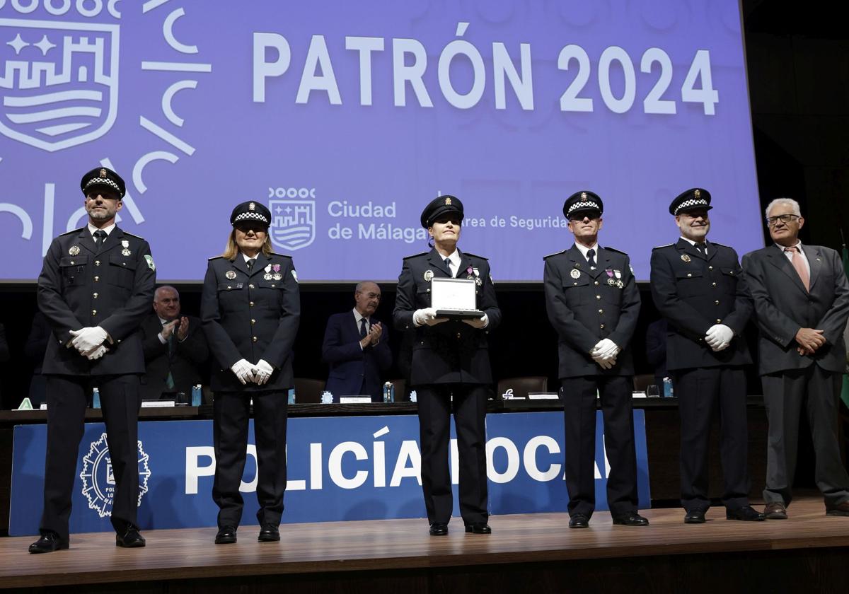 Los cinco agentes galardonados por salvar a una mujer tras el aviso de los vecinos y la llamada de su hija de ocho años a la Policía.