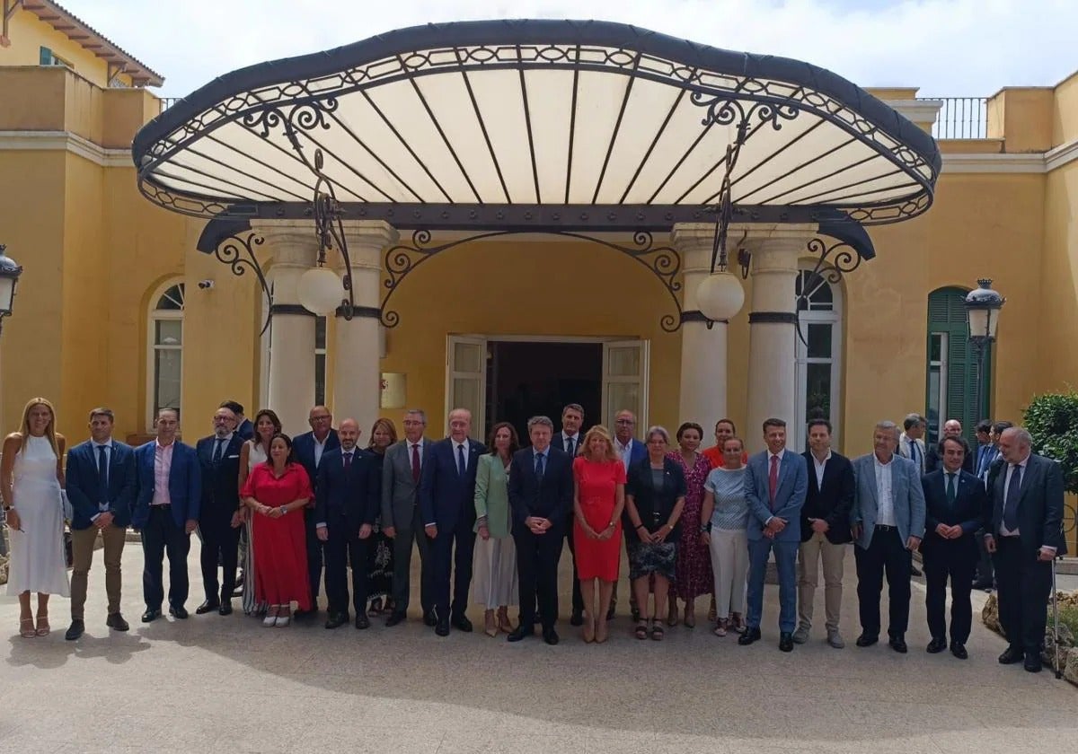 Participantes en la reunión histórica sobre el tren litoral el pasado 17 de julio.