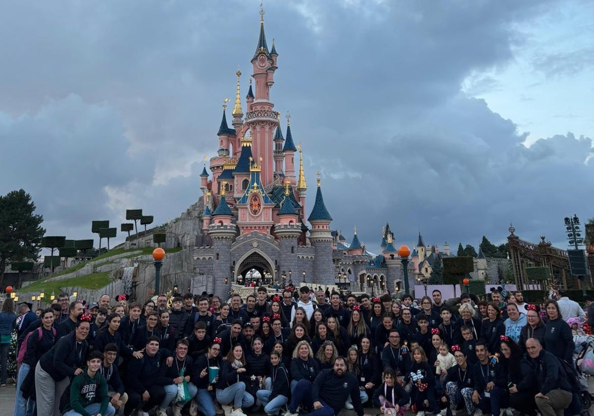 La Banda Municipal de Música de Alhaurín de la Torre, tras su actuación, ante el Castillo de la Bella Durmiente.