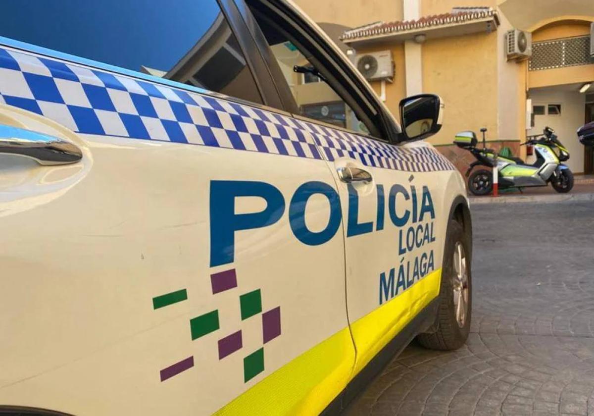 Un incendio en una casa en Málaga derrumba una pared y causa daños en un almacén