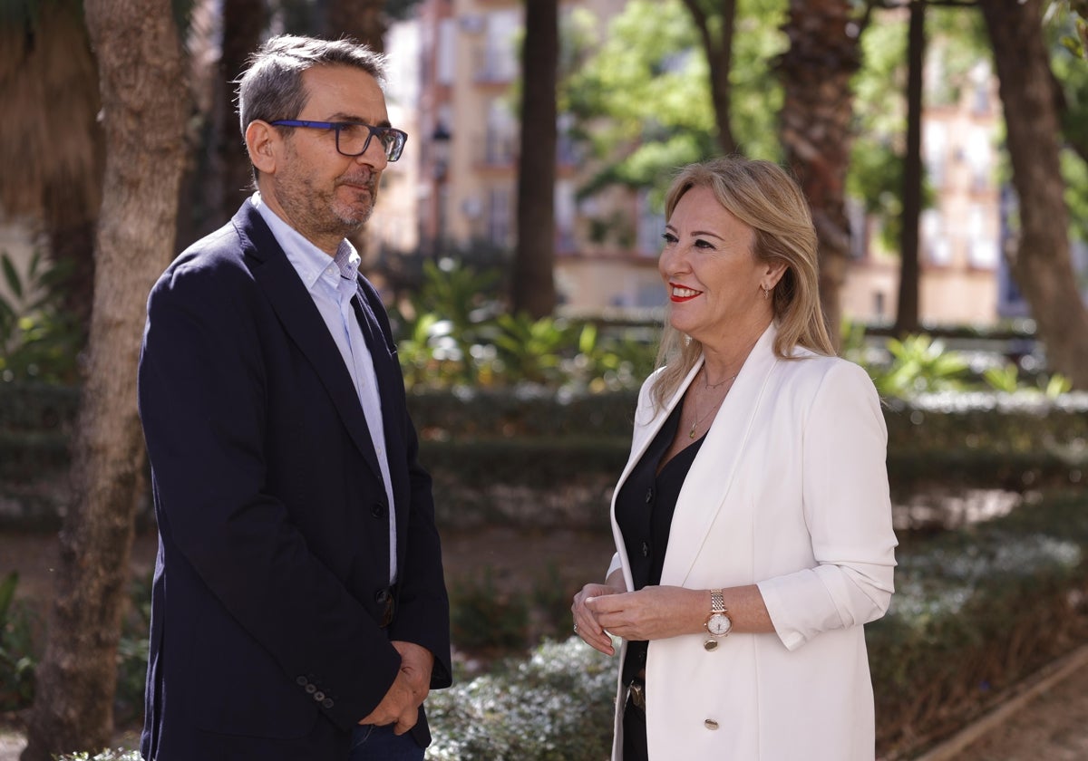 El delegado territorial de Economía, junto a Carolina España.