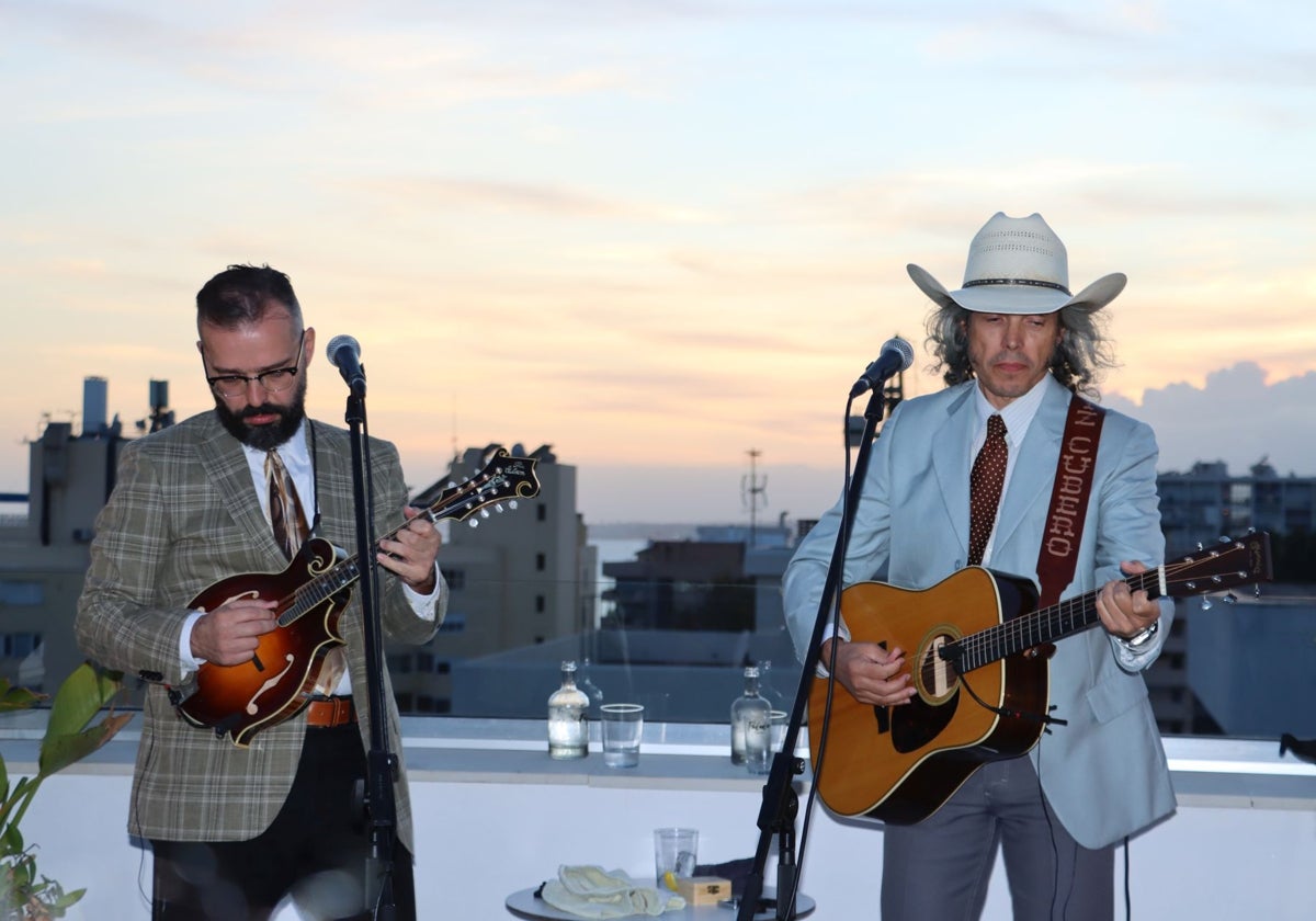 Hermanos Cubero y Amaia, durante el concierto en el hotel Lima, en Marbella.