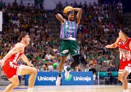 Perry busca un pase en el partido contra el Girona.