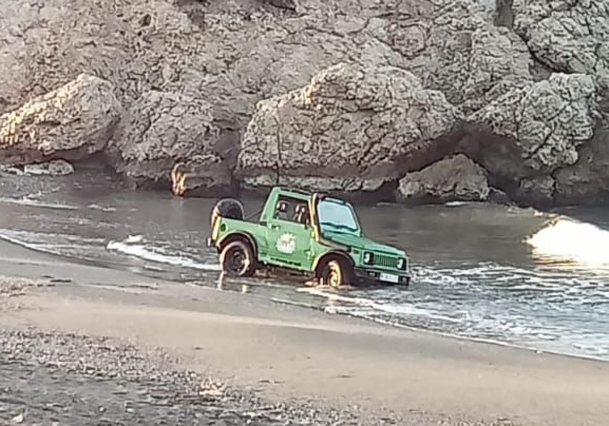 Se presenta en El Palo el conductor que aparcó su coche en el mar en el Peñón del Cuervo