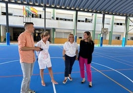 Fuengirola renueva el pavimento de las pistas deportivas de siete colegios públicos