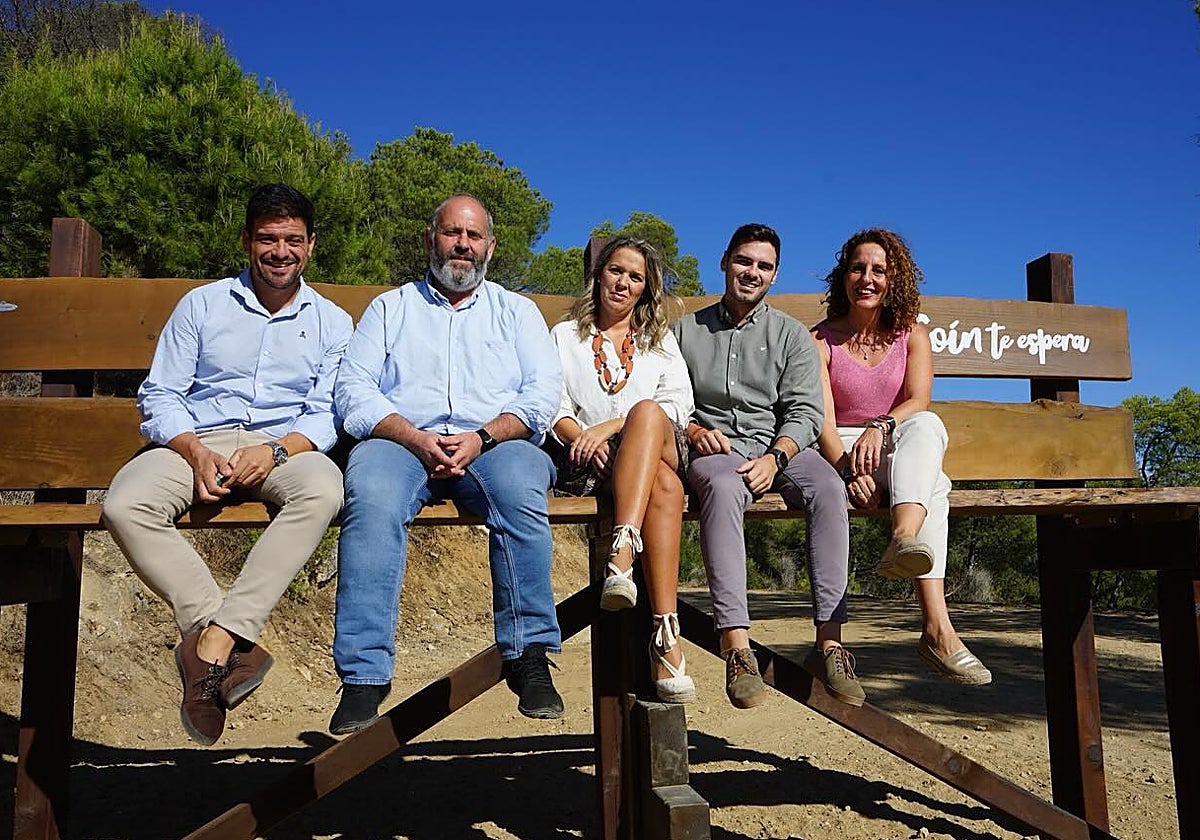 El vicepresidente de la Diputación, Cristóbal Ortega y varios concejales del equipo de gobierno en el nuevo banco del mirador de Cerro Alaminos.