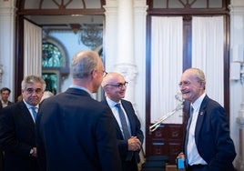 Luc Van den hove, con el alcalde en la recepción del Ayuntamiento de Málaga.