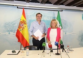 La alcaldesa, Ángeles Muñoz, y el portavoz del Gobierno gobierno local, Félix Romero.