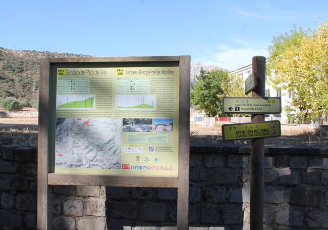 Cartel descriptivo frente al polideportivo municipal de El Ejido.